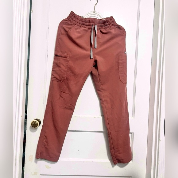 FIGS Catarina One-Pocket Scrub Top and High Waisted Scrub Pants SET in Mauve - Picture 4 of 6